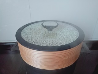 10、猪肉芹菜蒸饺,冷水上锅蒸8分钟即可。