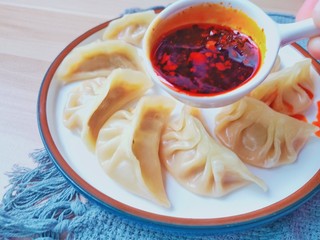 13、猪肉芹菜蒸饺,爱吃辣椒酱的可以多放点。