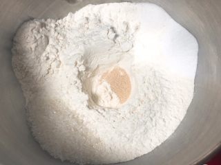 1、奶酪火腿肉松面包,高筋粉和泡打粉放入厨师机，盐和细砂糖对角放，中间放发酵粉。