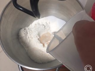 2、奶酪火腿肉松面包,清水加温至37度左右，倒入厨师机搅拌。