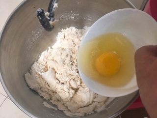 3、奶酪火腿肉松面包,加入鸡蛋搅拌一下。