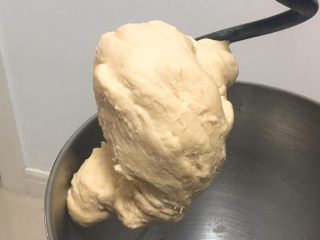 4、奶酪火腿肉松面包,启动厨师机揉面20分钟，这个状态是揉面10分钟。