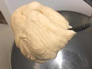 5、奶酪火腿肉松面包,厨师机休息5分钟，再次揉面10分钟。