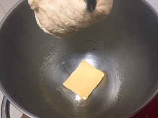 6、奶酪火腿肉松面包,黄油室温软化后加入厨师机内。