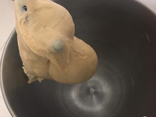 7、奶酪火腿肉松面包,继续揉面20分钟。