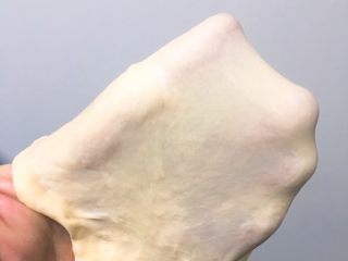 8、奶酪火腿肉松面包,厨师机自然揉面就出手套膜。