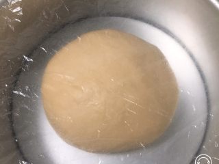 9、奶酪火腿肉松面包,滚圆放入模具，盖上保鲜膜。