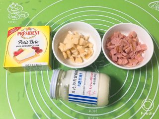 11、奶酪火腿肉松面包,发酵期间准备馅料，火腿肠切小片，干奶酪切小块。