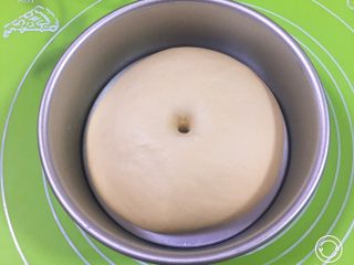 12、奶酪火腿肉松面包,发酵完成后用手指戳一下不反弹就证明发酵成功。