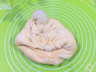 13、奶酪火腿肉松面包,面团拿出排气。