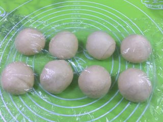 14、奶酪火腿肉松面包,分成八个剂子，每个剂子66克左右，盖上保鲜膜静置20分钟。