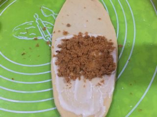 16、奶酪火腿肉松面包,三分之二刷上沙拉酱，肉松放中间部分。