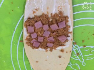 17、奶酪火腿肉松面包,放入火腿肠。