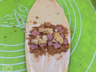 18、奶酪火腿肉松面包,放入奶酪块。