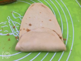 19、奶酪火腿肉松面包,底部向上覆盖。