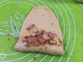 20、奶酪火腿肉松面包,表面再刷沙拉酱，上面放上奶酪火腿肉。