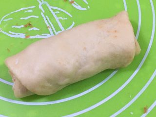 21、奶酪火腿肉松面包,另一头翻过来，边压在底部。