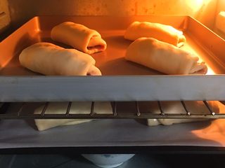 22、奶酪火腿肉松面包,二个模具送入烤箱两次发酵60分钟，底部也要放一碗热水。
