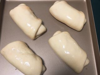 23、奶酪火腿肉松面包,发酵完成后拿出刷上鸡蛋液。