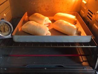 24、奶酪火腿肉松面包,烤箱预热至180度，烤制20分钟。