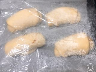 25、奶酪火腿肉松面包,另一盘用保鲜袋封闭备用，烤完一盘再烤第二盘。