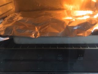 26、奶酪火腿肉松面包,上色满意加盖锡纸，这步很重要奥。