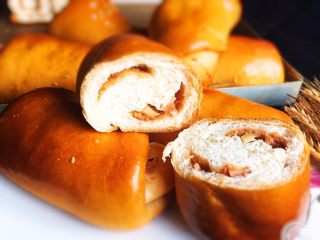 28、奶酪火腿肉松面包,美味可口的面包诱惑到大家了，出来就吃了一个，每天早餐就吃这种面包你觉得怎么样？