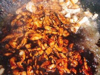 16、京酱鸡肉丝-可做早餐,炒至鸡肉全熟后倒入调料翻炒2分钟。