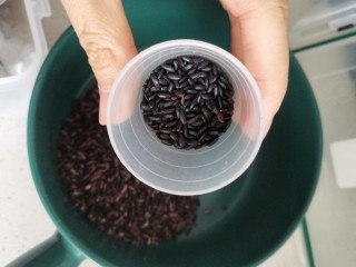 2、红豆紫米，杂粮粥,黑米