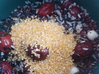 8、红豆紫米，杂粮粥,准备齐全