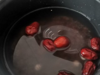 9、红豆紫米，杂粮粥,放入电饭煲中，米和水的比例是1比4