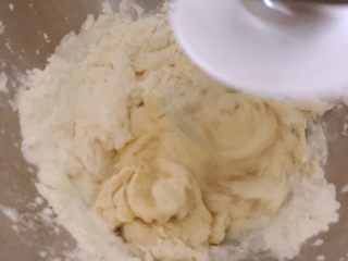 1、台湾绿豆椪,将油皮里的材料全部放进厨师机揉出手套膜