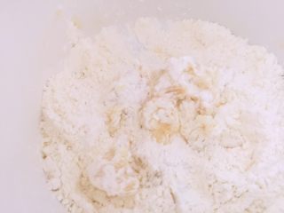2、台湾绿豆椪,油酥材料放入另一盆中揉成团后盖上盖子防止干燥