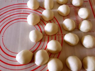 3、台湾绿豆椪,油皮及油酥分成10等份