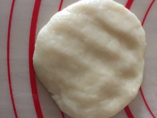 4、台湾绿豆椪,取一油皮按扁