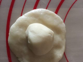 5、台湾绿豆椪,油皮上放一油酥