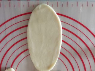 7、台湾绿豆椪,擀成椭圆形