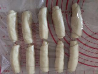 9、台湾绿豆椪,盖上保鲜膜静置20分钟