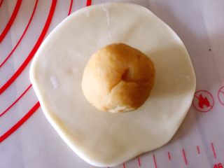 14、台湾绿豆椪,放入绿豆馅