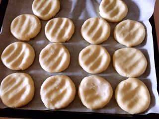 18、台湾绿豆椪,放入烤盘