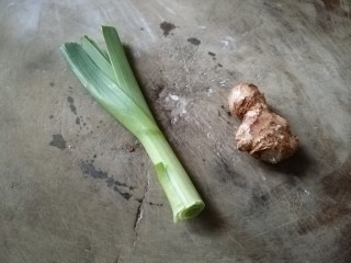 3、当归山药羊肉汤～冬季滋补佳品,拿一段葱，一小块姜