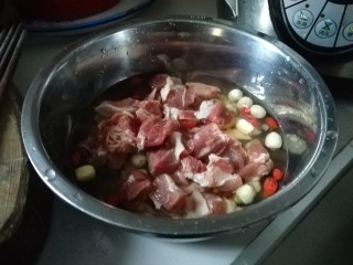 9、当归山药羊肉汤～冬季滋补佳品,羊肉，姜放入盆里