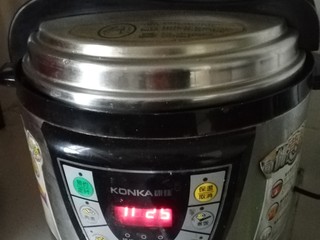 11、当归山药羊肉汤～冬季滋补佳品,高压锅里放水，放上小架子，盆放在架子上，盖上盖子，调到熬粥档，高压锅压25分钟