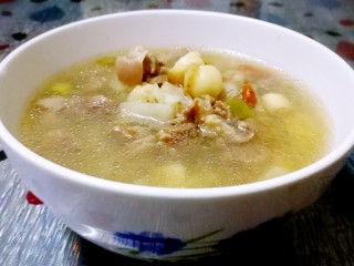 12、当归山药羊肉汤～冬季滋补佳品,等高压锅气歇了，撒上大葱，出锅，上桌