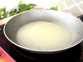 2、水果可丽饼 宝宝甜品,舀少量面糊倒入不粘锅中，轻轻的晃动锅，使得面糊铺满整个锅底，小火慢慢煎熟