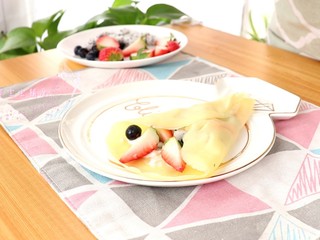 3、水果可丽饼 宝宝甜品,煎好的可丽饼抹上稠酸奶，撒一些水果碎或者直接食用都可以