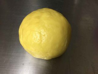 2、流心芝士挞（最省时无需冷冻配方）,加入鸡蛋揉成面团，盖上保鲜膜放冰箱冷藏30分钟-1小时。