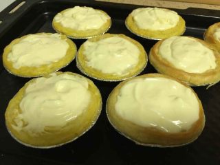 9、流心芝士挞（最省时无需冷冻配方）,烤好的挞皮取出倒入芝士馅。