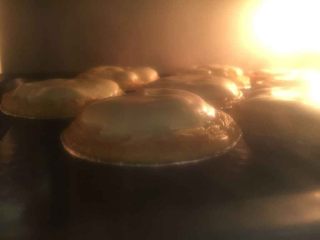 10、流心芝士挞（最省时无需冷冻配方）,烤箱190度预热5分钟，中层烤8分钟左右表皮凝固即可。