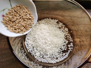 3、山药枸杞粥,再加入一些燕麦。